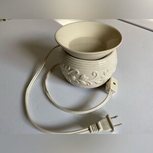 Yankee Candle Cream Colored Ceramic Candle Wax and Essential Oil Warmer